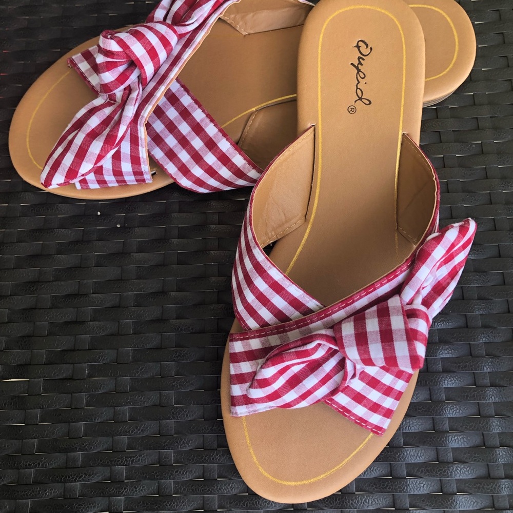 NEW SZ 6 Red and white slide sandal - Picture 2 of 3